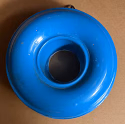 Randform i Madam Blå-stil – blå/hvid emalje, ca. Ø 17 cm