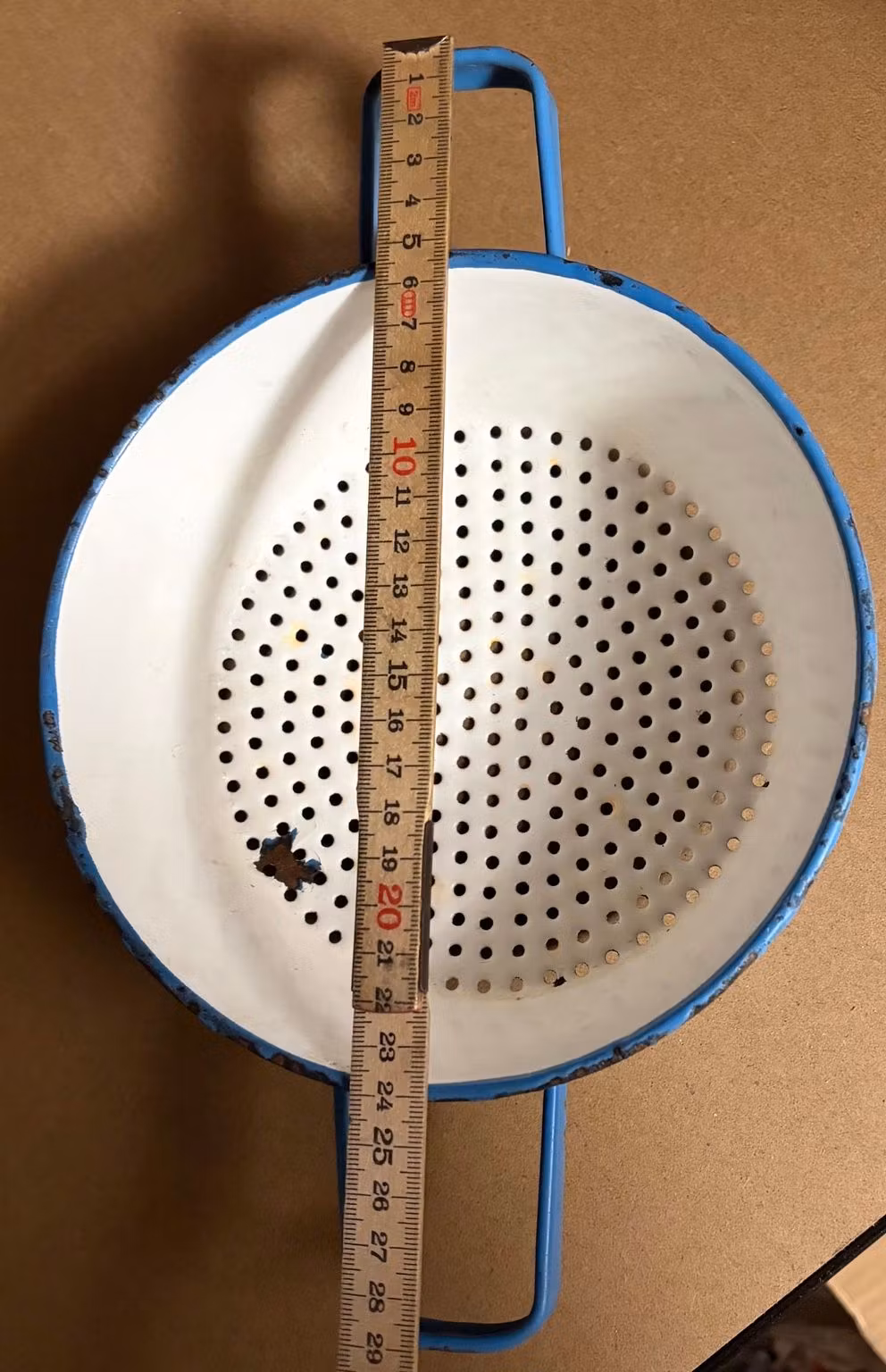 Originalfoto – Dørslag i emalje – blå/hvid, ca. Ø 19 cm – til dekoration