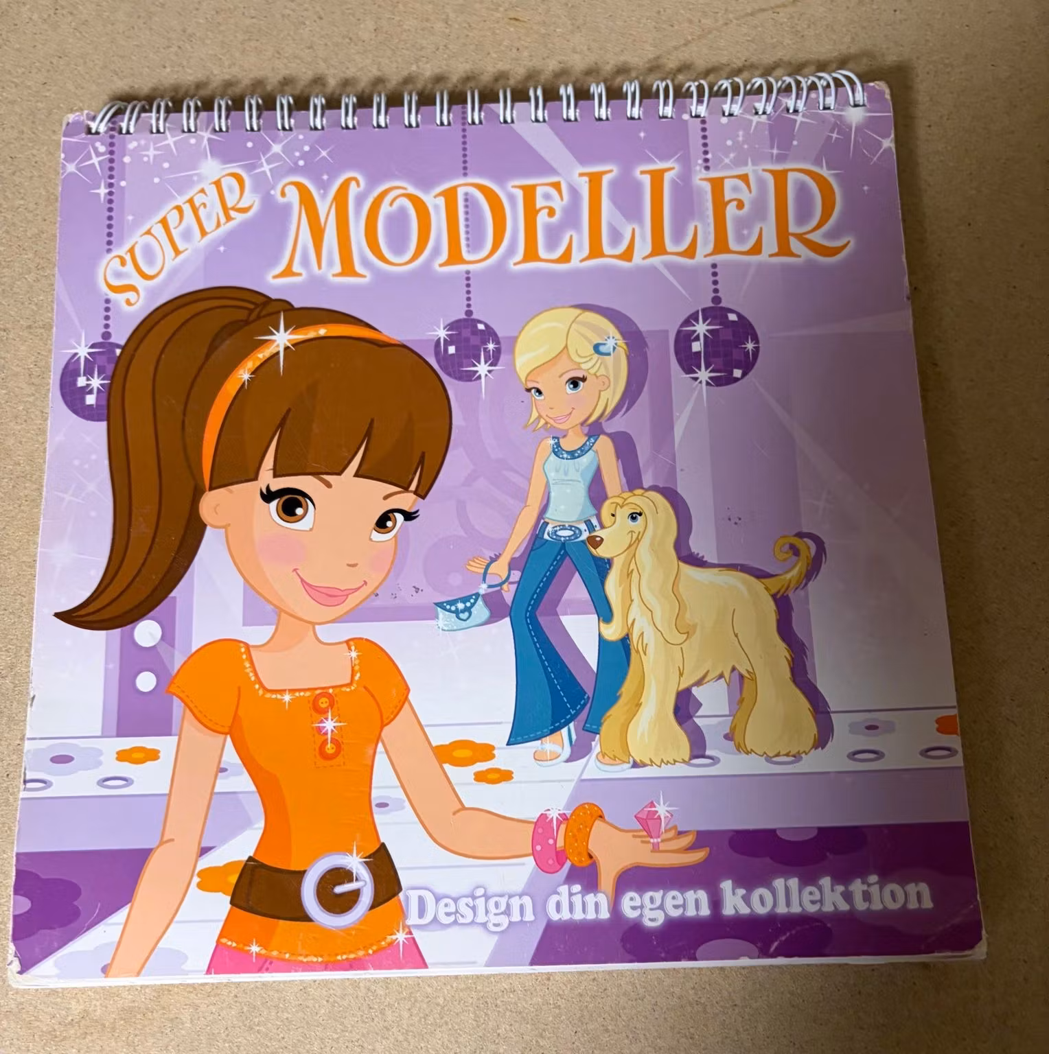 Super Modeller – omslag med synligt slid