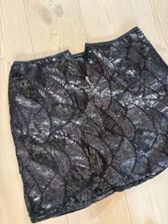 Pailletnederdel – sort geometrisk mønster, længde ca. 36 cm