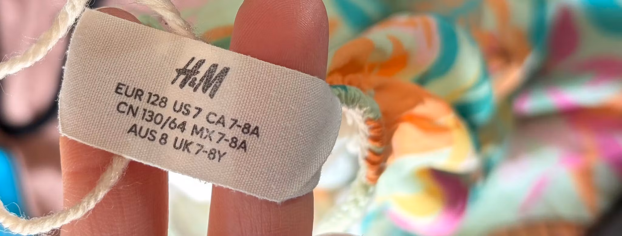 H&M mærkat med størrelse 128 og UK 7–8Y