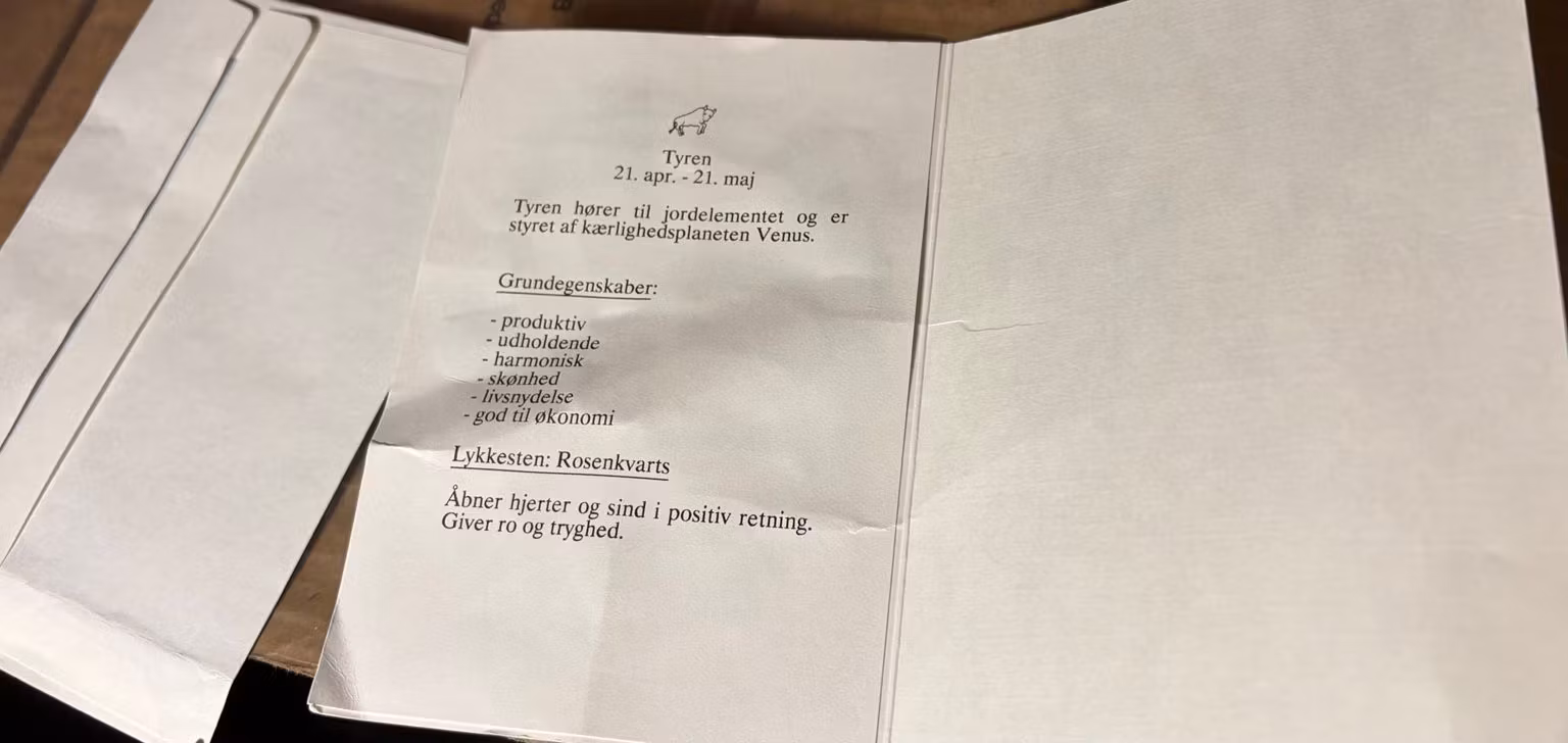 Tyren-kortet åbent med trykt tekst, plads til hilsen og kuvert