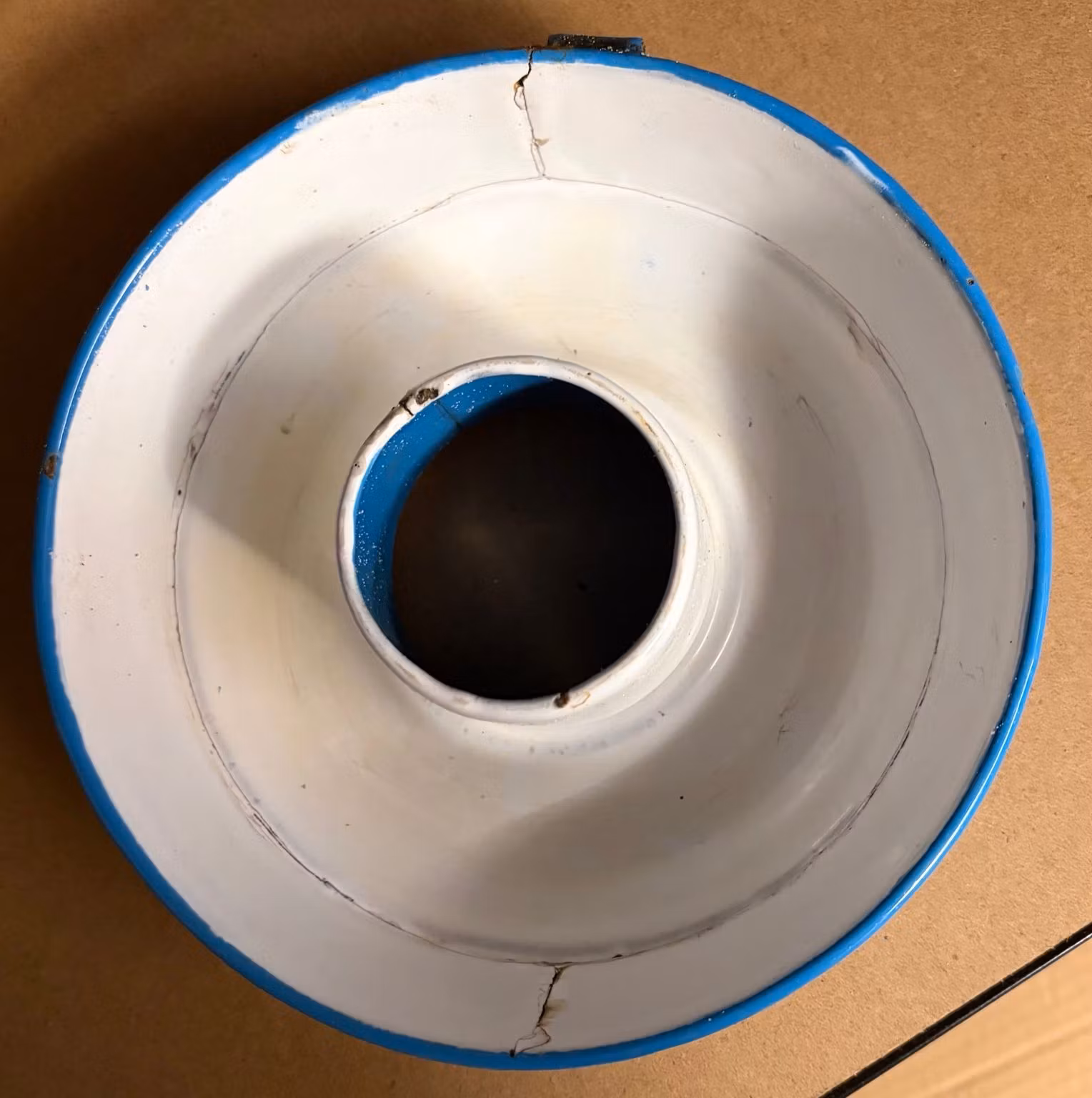 Originalfoto – Randform i emalje – blå/hvid, ca. Ø 17 cm – til dekoration