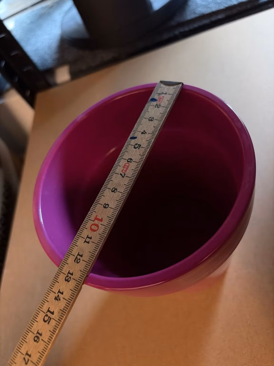 Åbning set ovenfra med lineal