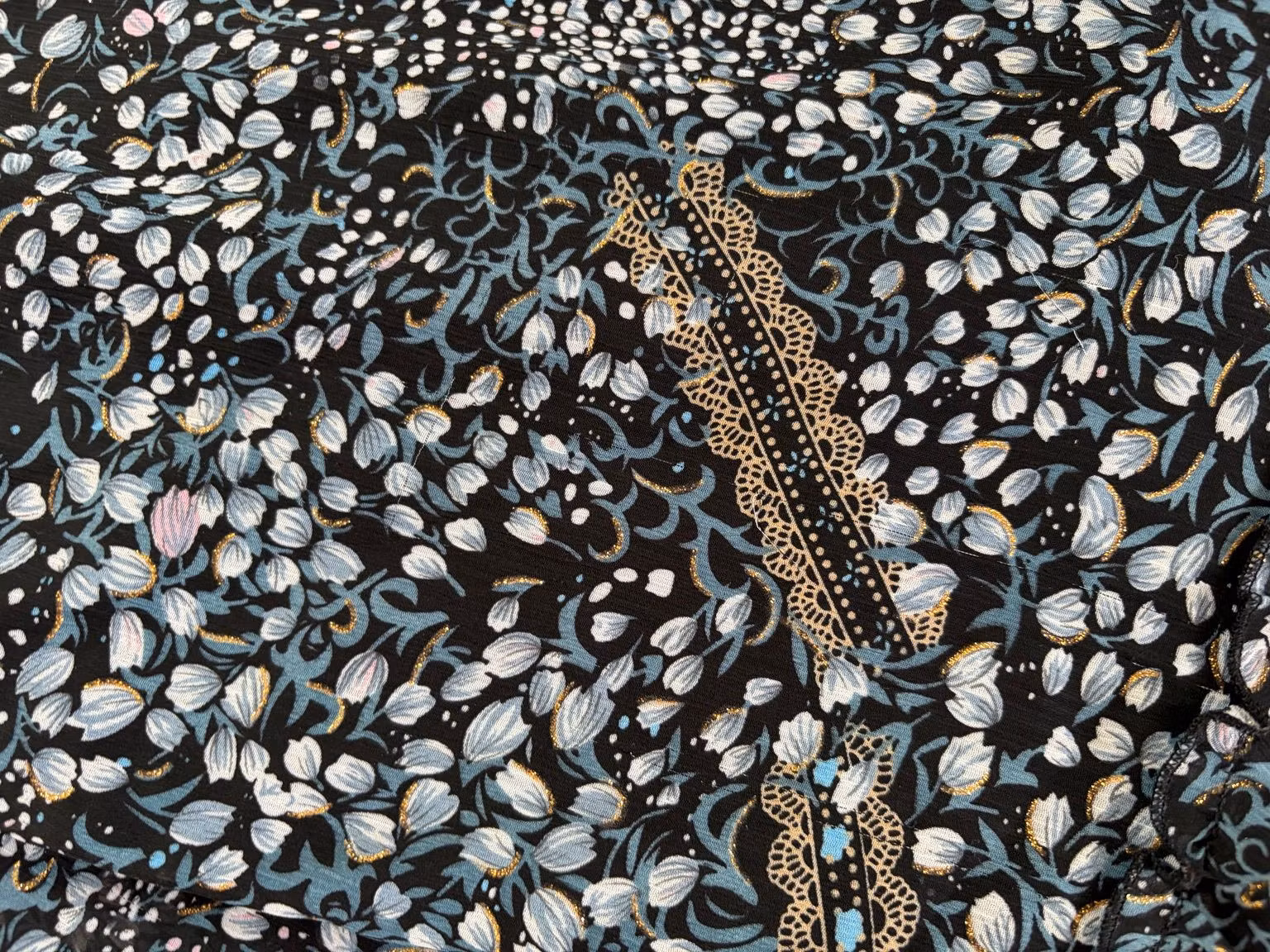 Nærbillede af blomster- og ornamentprint
