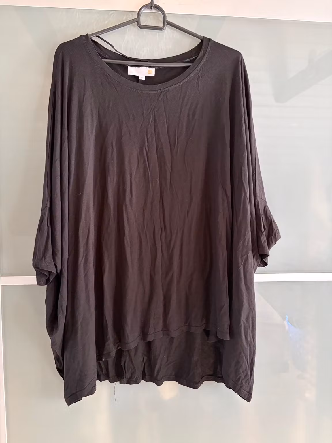 Originalfoto 1 – Bluse Units sort med flagermusærmer – str. XL