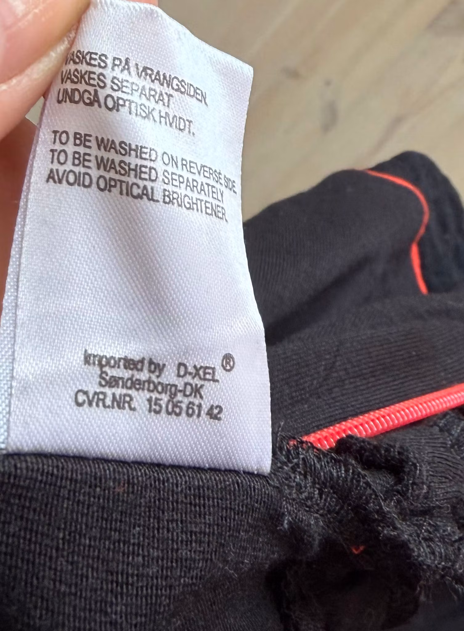 D-XEL sort buksedragt med røde detaljer – originalfoto 5