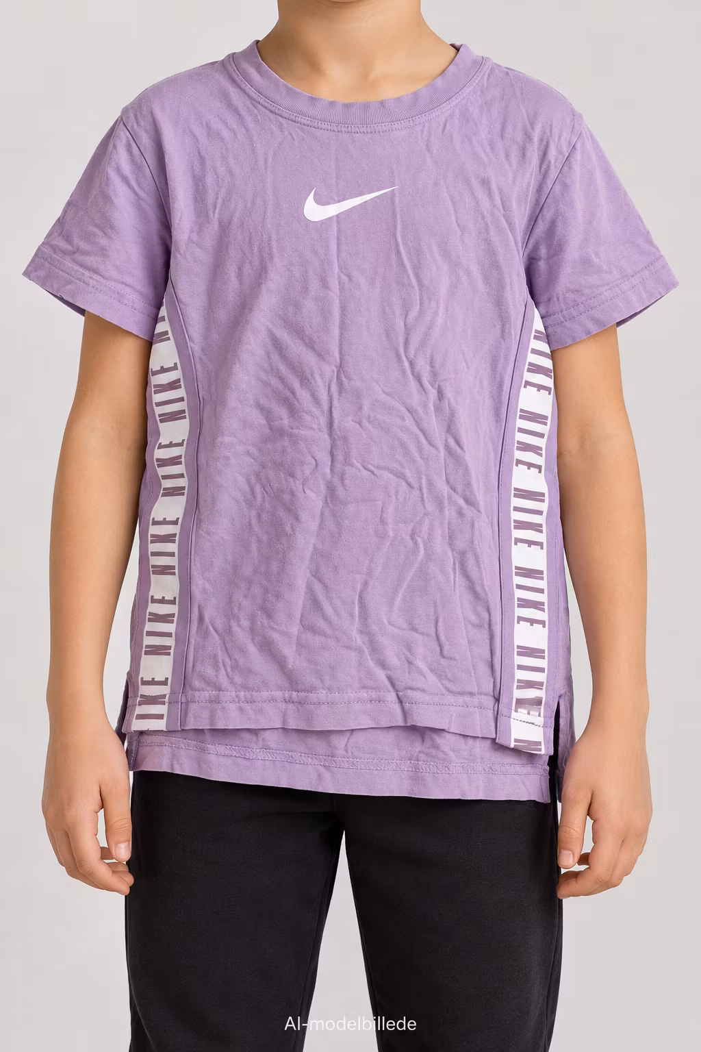 AI-modelbillede – Nike lilla T-shirt str. 122–128