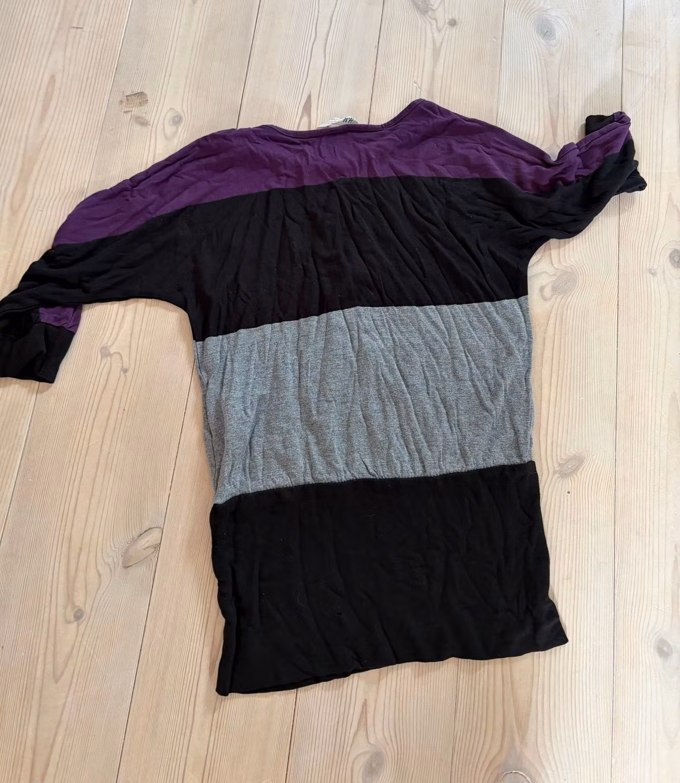 Originalfoto 2 – Bluse H&M lilla, sort og grå – str. 134/140