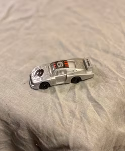 Grå Porsche modelbil – vintage fund fra Hong Kong