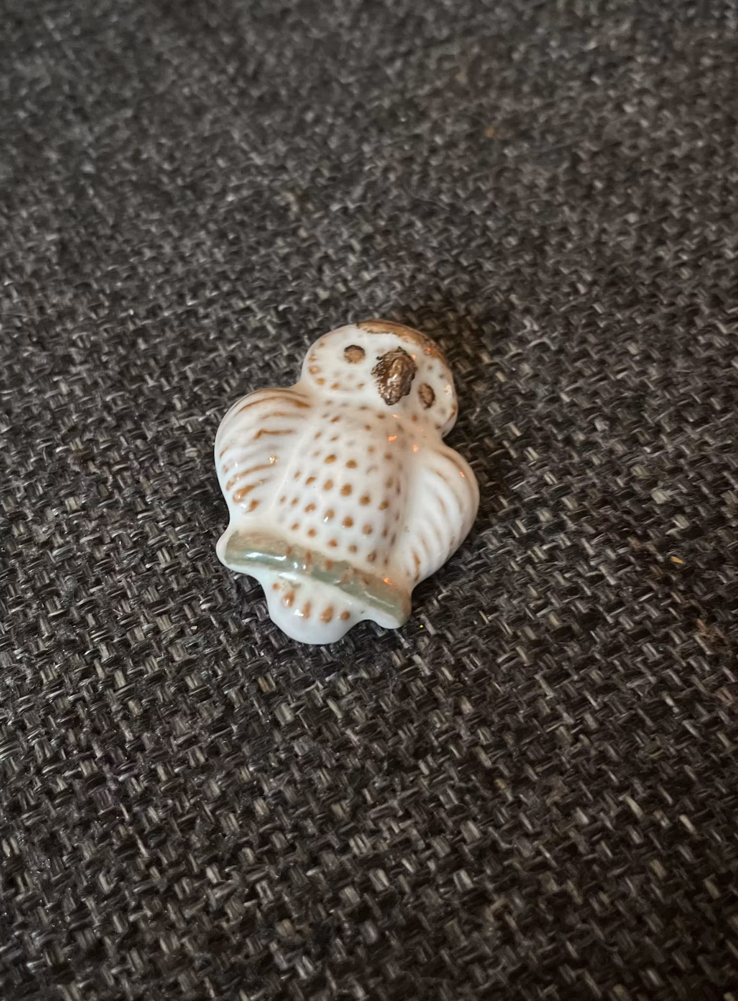 Broche i keramik - ugle
