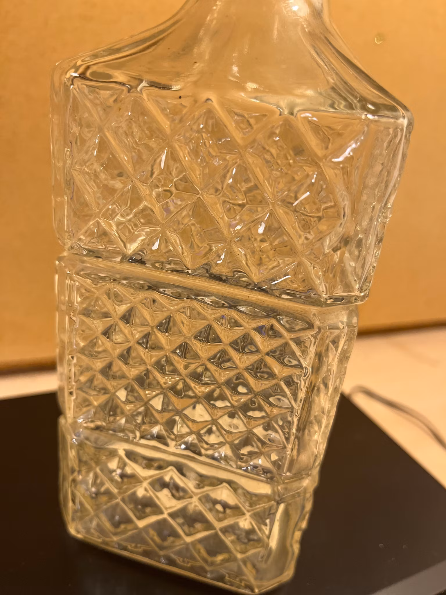 Glas karaffel med plast låg