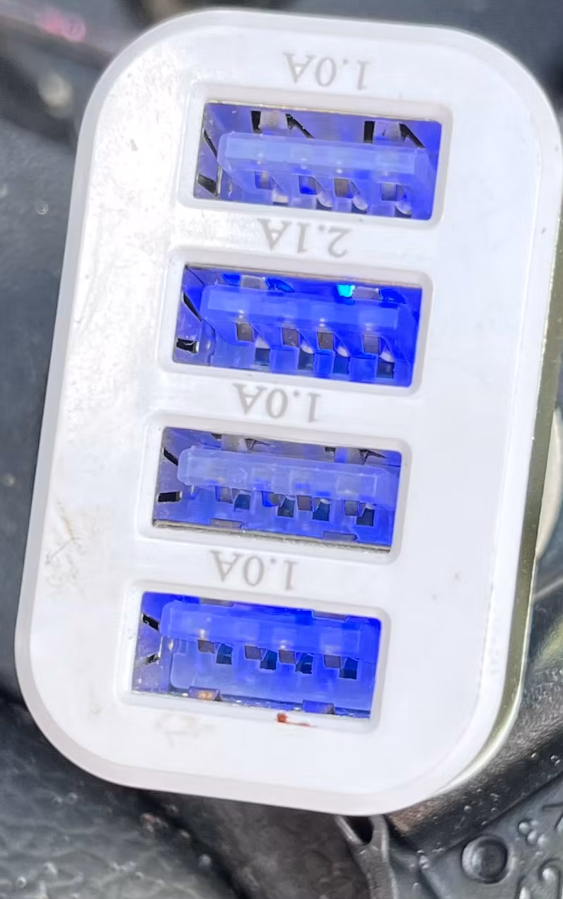 Biloplader med 4 USB