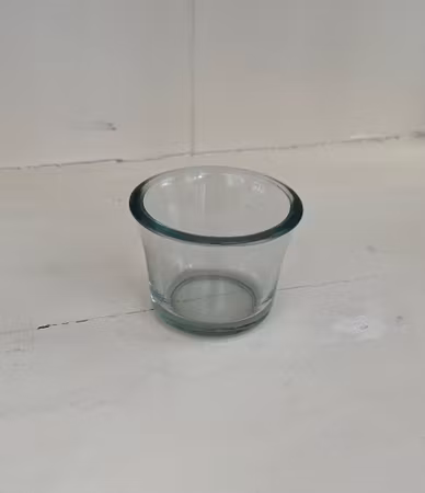 Fyrfadsstage i glas – “lille lys med genbrugsglød”
