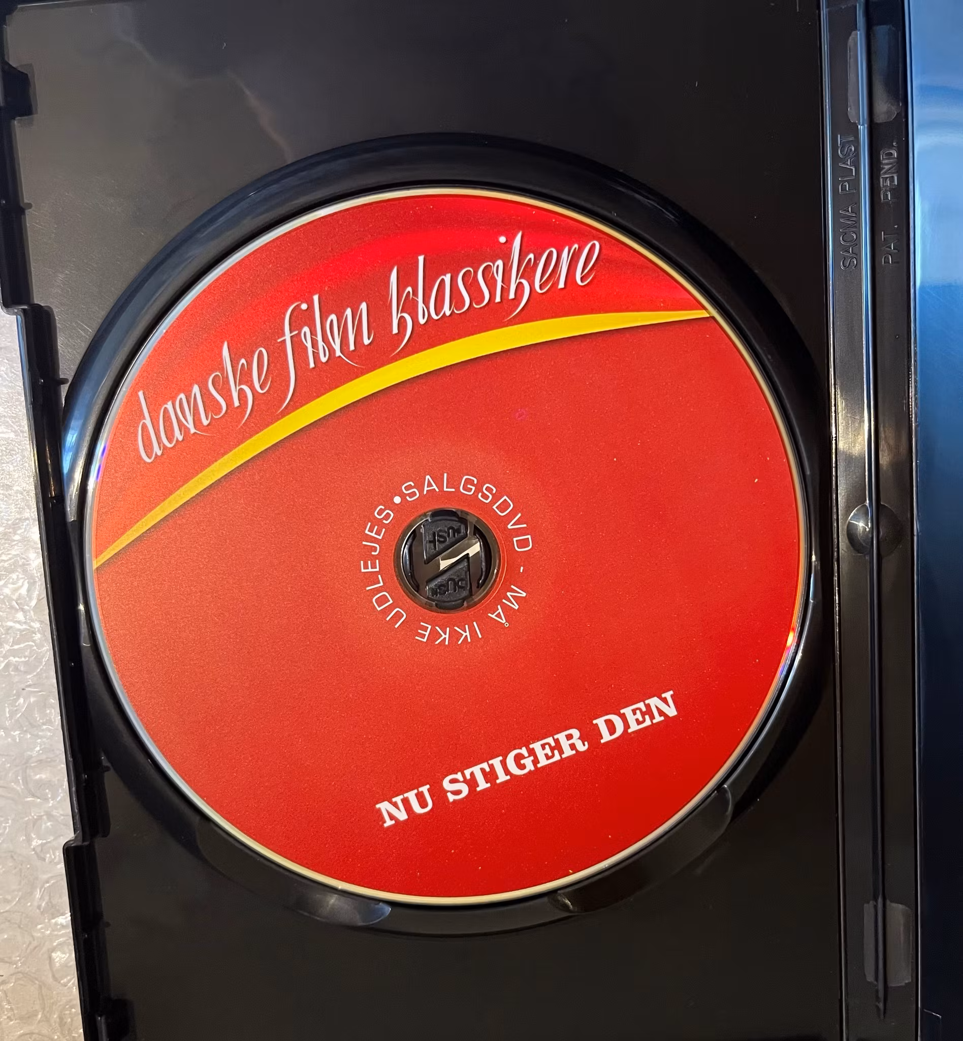 Nu Stiger Den