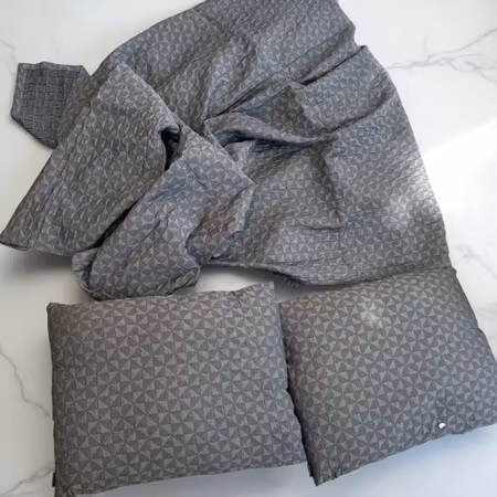 Sengetæppe med puder