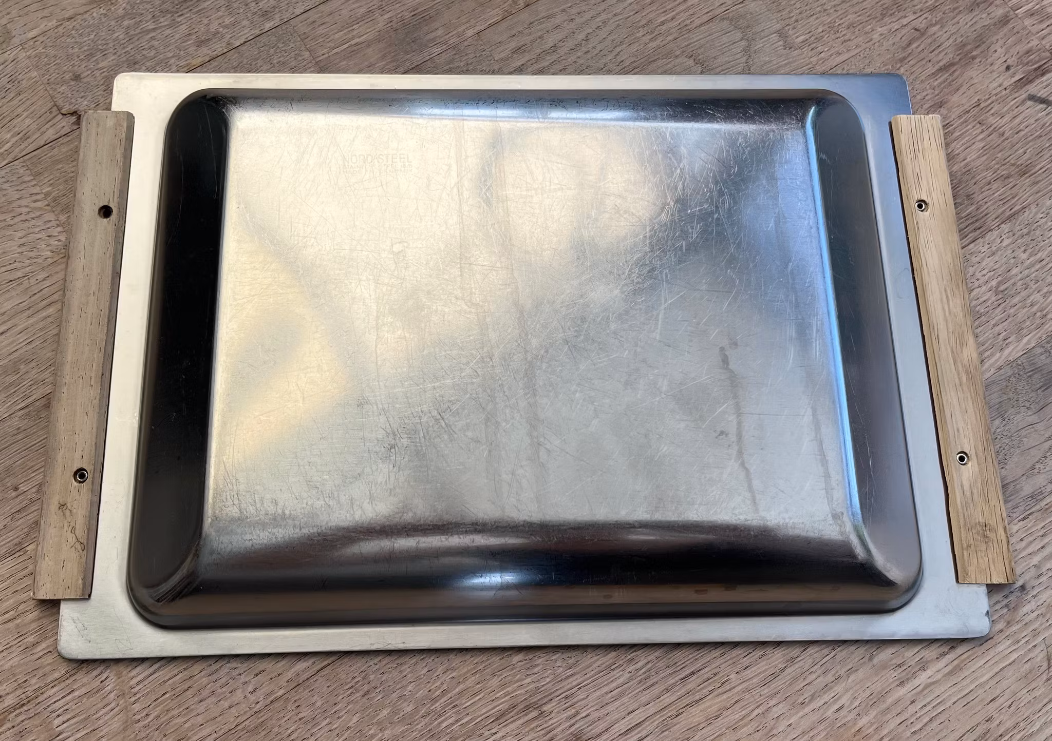 Vintage Dansk Serveringsbakke i Rustfrit Stål med Træhåndtag