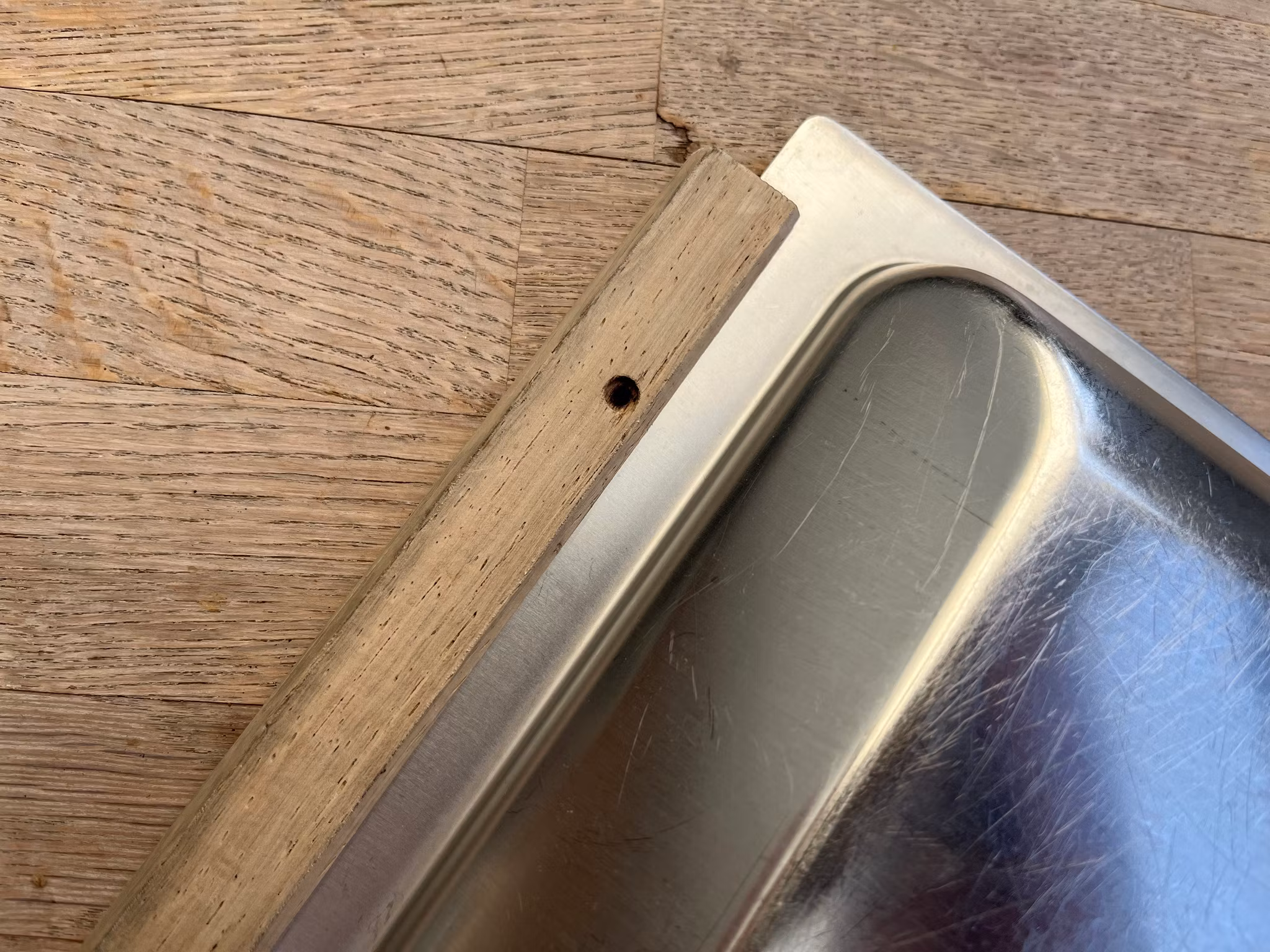 Vintage Dansk Serveringsbakke i Rustfrit Stål med Træhåndtag