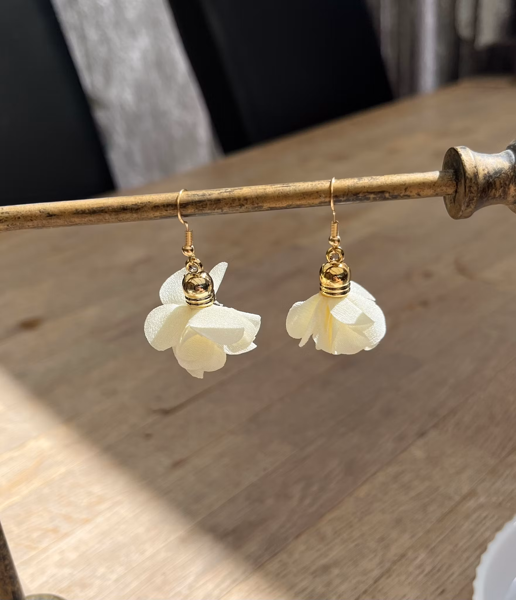 Elegante Blomsterøreringe i Chiffon