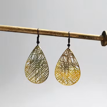 Dråbeformede øreringe i guldfarvet filigran
