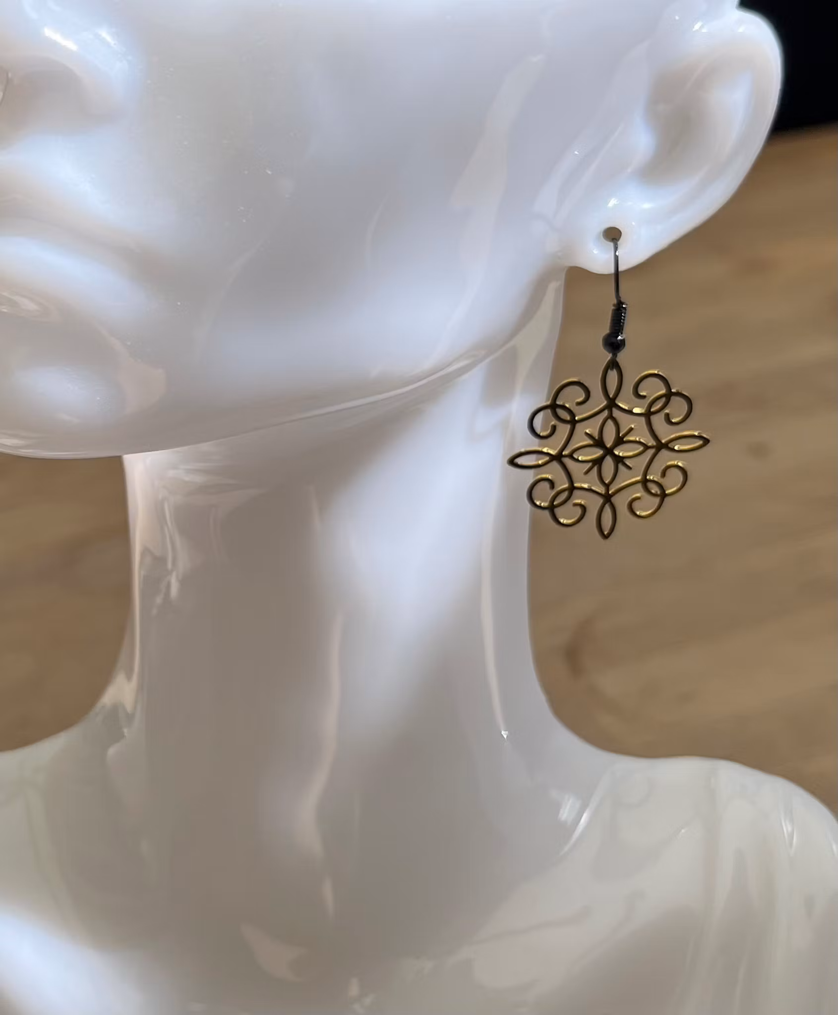 Elegante Forgyldte Øreringe med Intrikat Design – Et Touch af Tidløs Skønhed