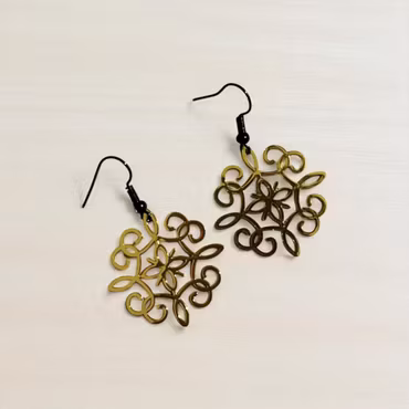 Elegante Forgyldte Øreringe med Intrikat Design – Et Touch af Tidløs Skønhed