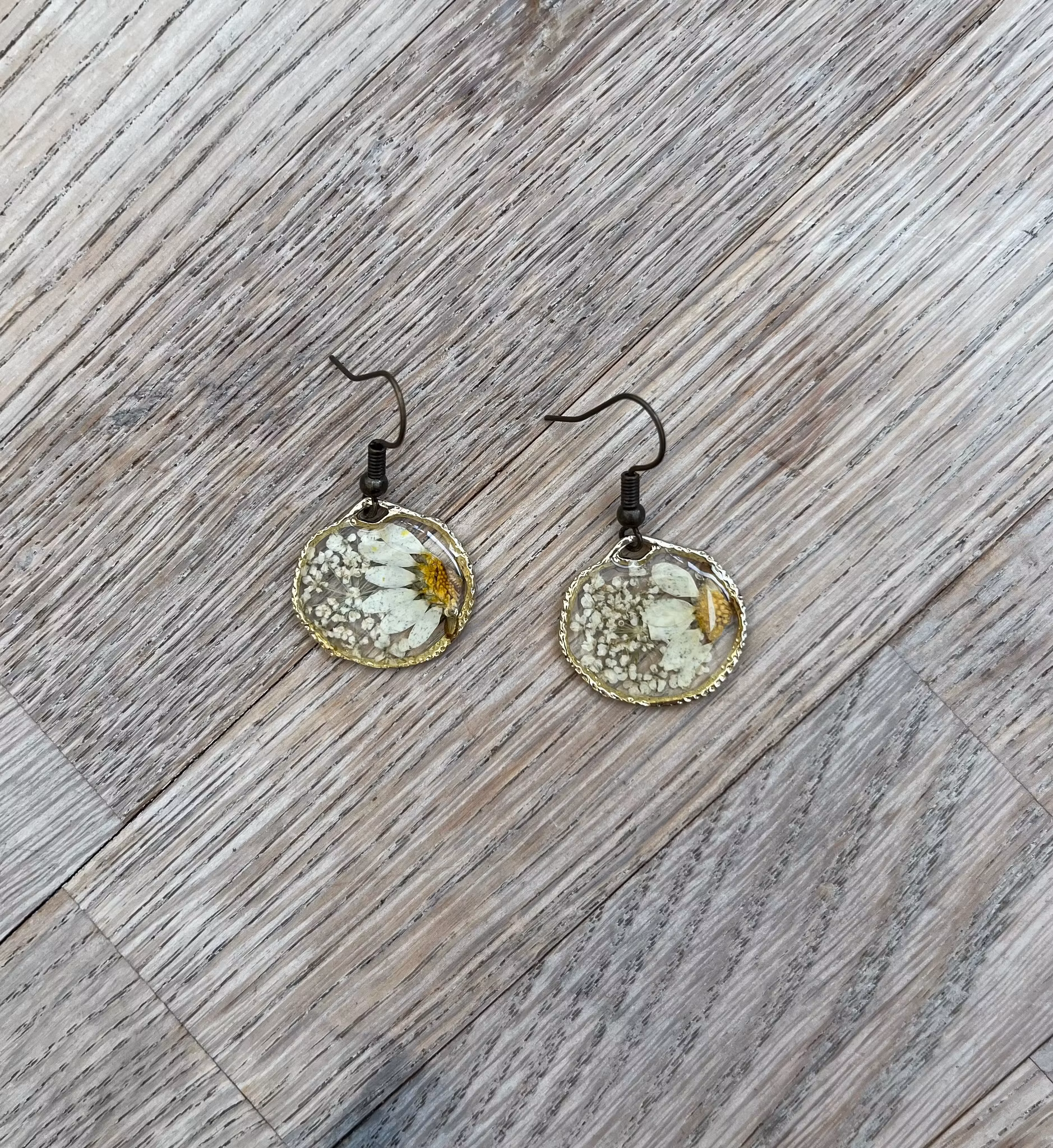 Øreringe med pressede blomster