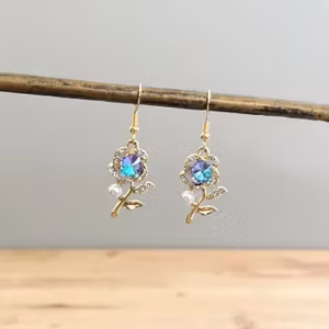 Blomsterøreringe med Krystaller og Perler