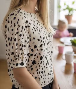 H&M bluse med sort print og pufærmer – str. L