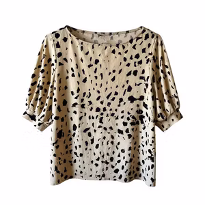H&M bluse med sort print og pufærmer – str. L