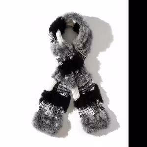 Fluffy sort-grå-hvidt tørklæde