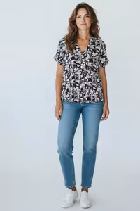 Cellbes sort/hvid bluse med blomsterprint – str. 42-44