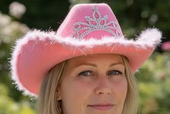 Lyserød cowboyhat med tiara og fjer – ny