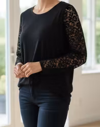 Bluse med blondeærmer - str. XL