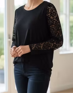 Bluse med transparente blondeærmer – str. XL