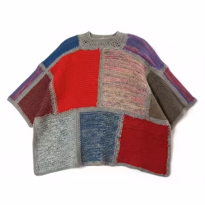 Farverig patchwork-strik med dekorativ hals – onesize