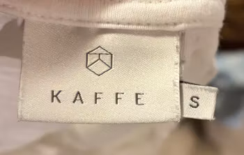 Kaffe KAmarin hvid T-shirt med V-hals – str. S
