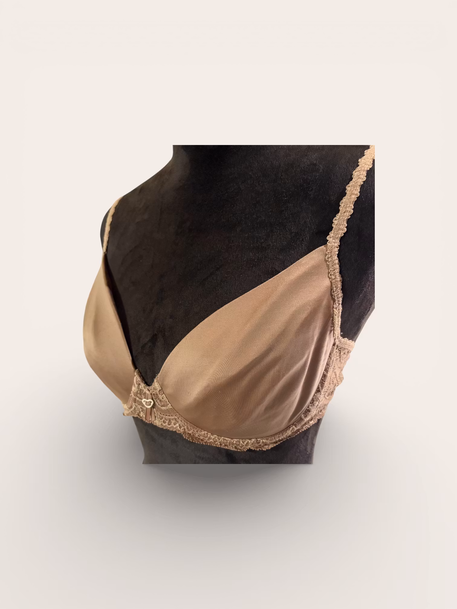 Triumph BH målt til 70A / 65B (se billeder)