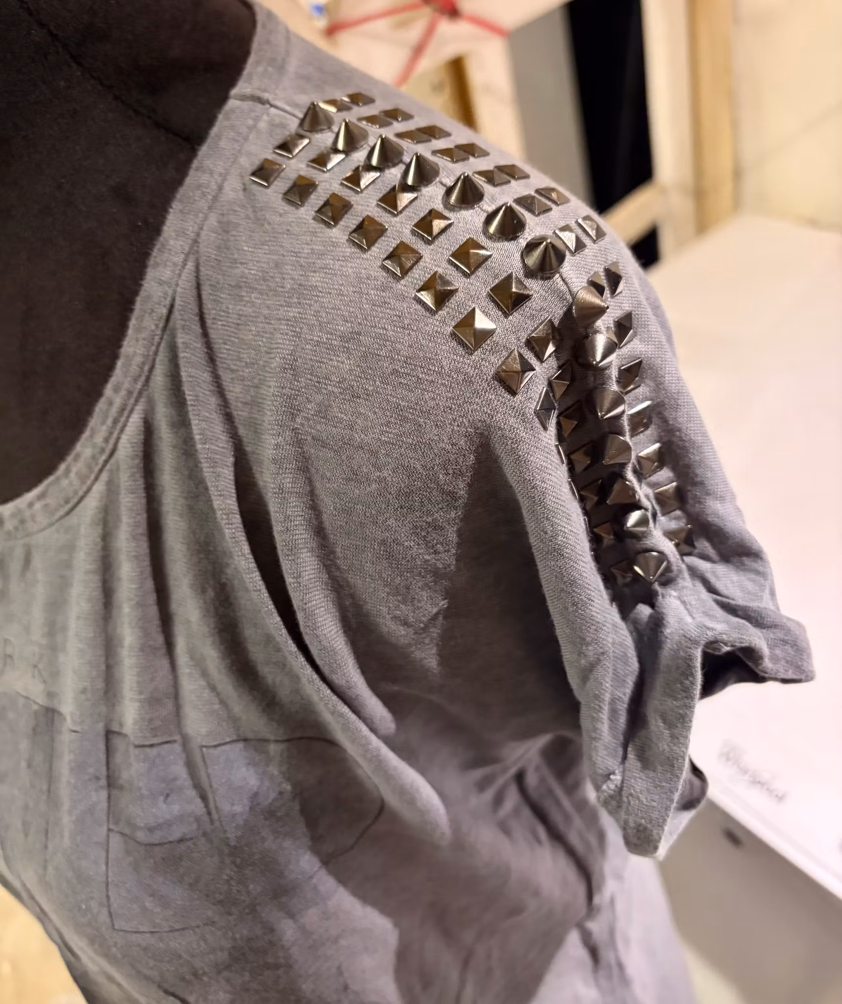 Amisu T-shirt med kranie-print og nitter Str. S