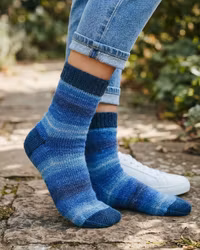 Hjemmestrikkede uldsokker i flotte blå nuancer – Str. 40/41