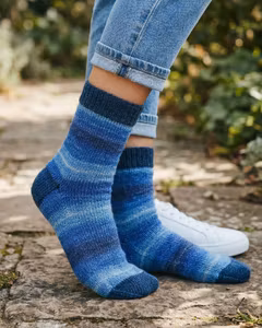 Hjemmestrikkede uldsokker i flotte blå nuancer – Str. 40/41