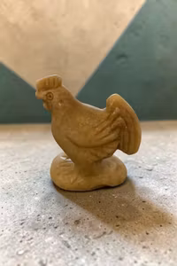 Vintage hanefigur med udskårne detaljer