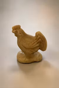 Vintage hanefigur med udskårne detaljer