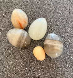 Smukke vintage stenæg / krystalæg i onyx og agat