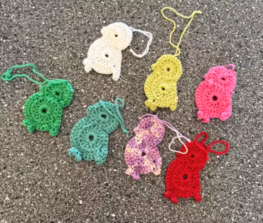 7 stk. Håndhæklede Påskepynt – Perfekt til Forårsgrene