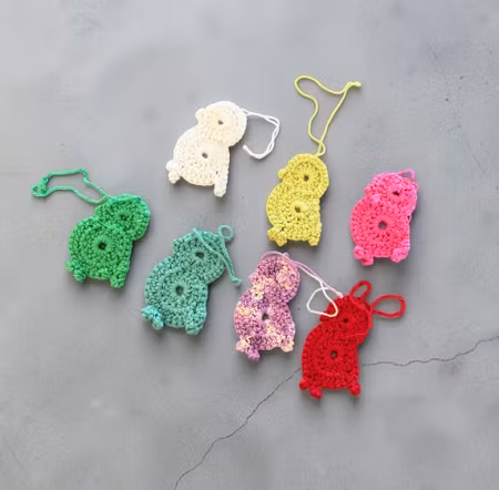 7 stk. Håndhæklede Påskepynt – Perfekt til Forårsgrene