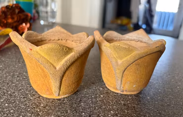 To unikke håndlavede keramikskjulere