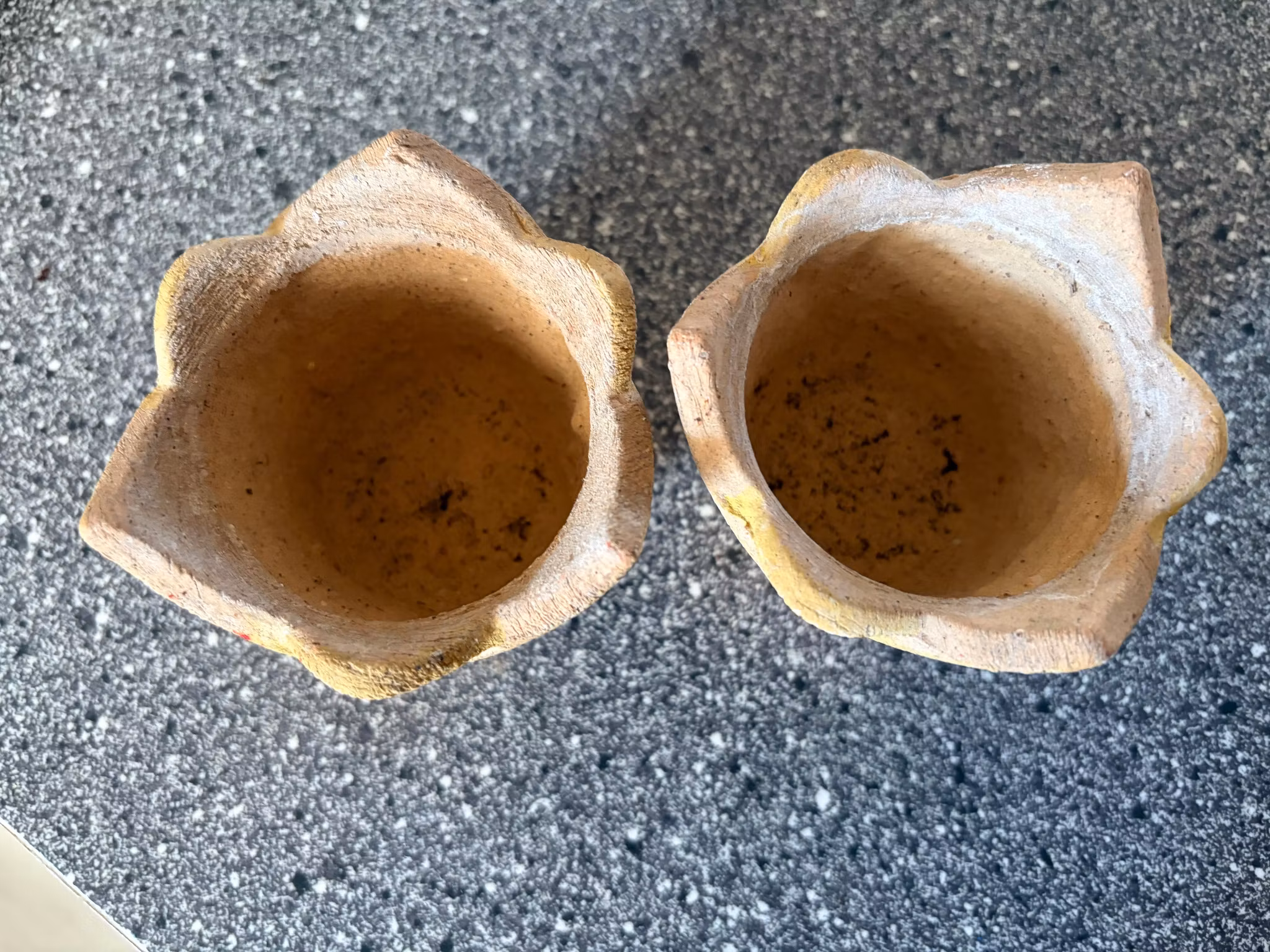 To unikke håndlavede keramikskjulere