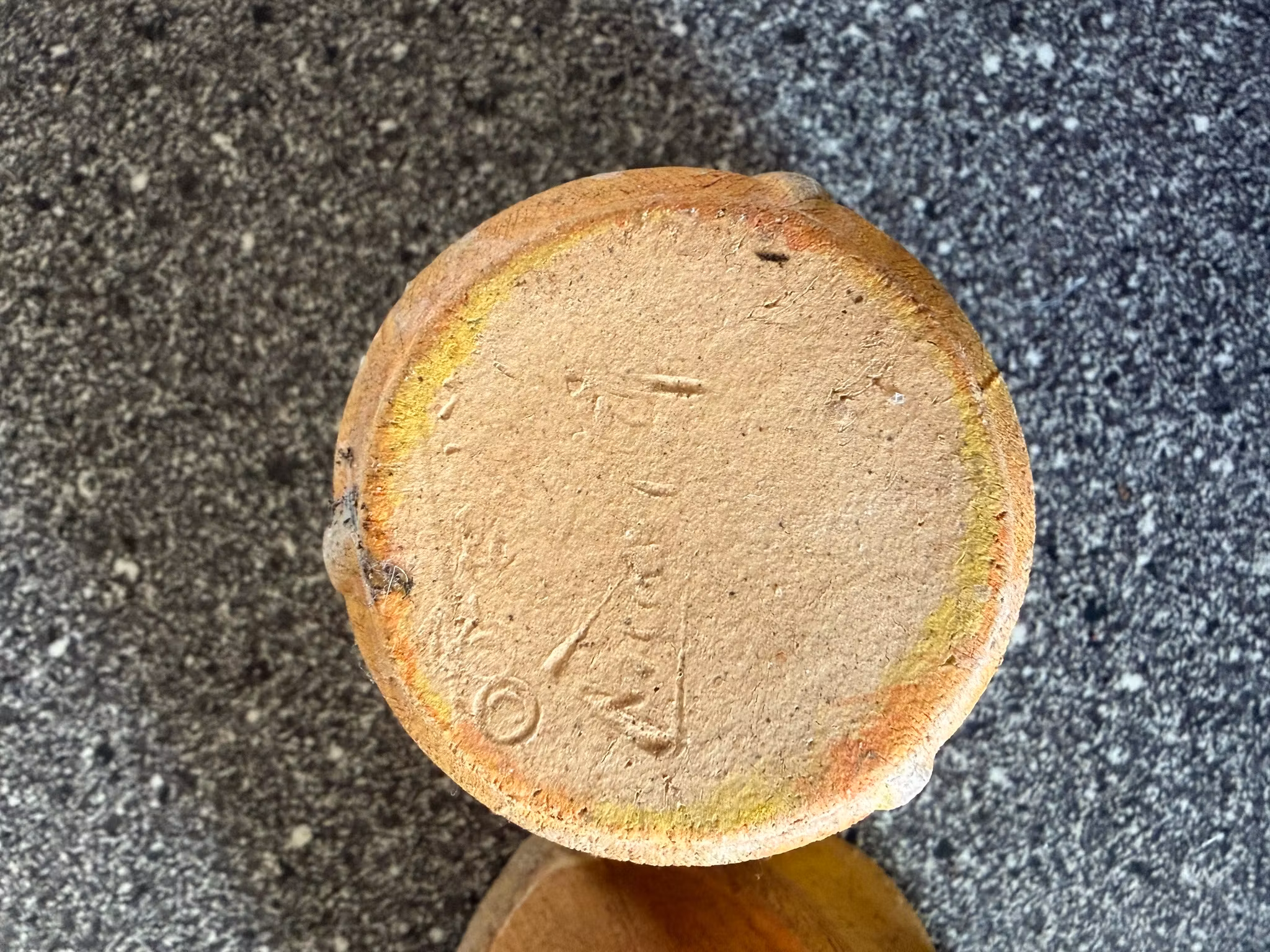 To unikke håndlavede keramikskjulere