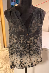 Mønstret top fra ONLY m. nitter på skuldre – Str. S-M